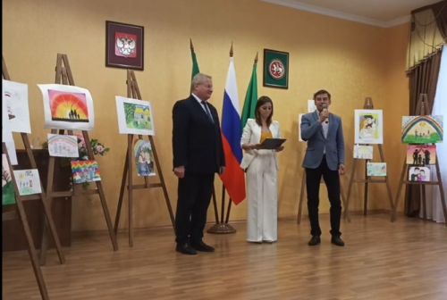 Награждение победителей муниципального этапа Республиканского конкурса рисунков «Моя семья-мое богатство»
