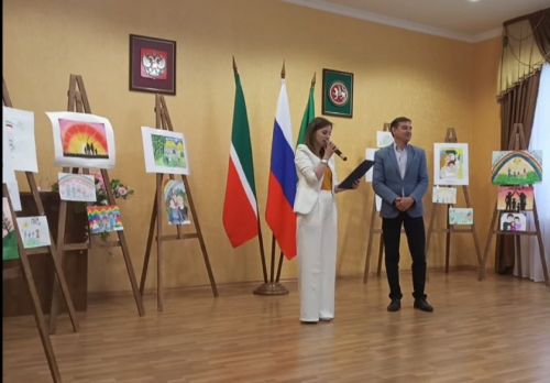 Награждение победителей муниципального этапа Республиканского конкурса рисунков «Моя семья-мое богатство»