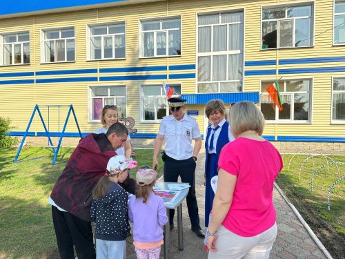 В уруссинском детском саду прошла акция для родителей «Яркое и безопасное лето на самокате»