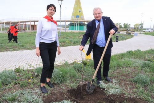 Урыссуда тарихи вакыйга: «Яңарыш» паркына алмагачлар утыртылды