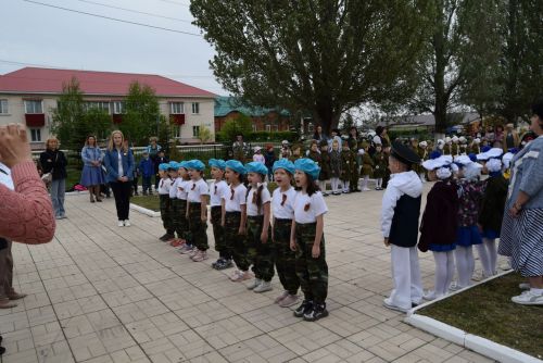 Детсадовцы маршировали у «Вечного огня»