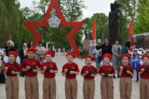 Детсадовцы маршировали у «Вечного огня»