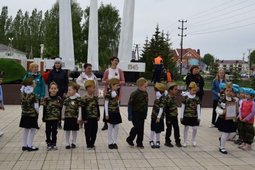 Детсадовцы маршировали у «Вечного огня»