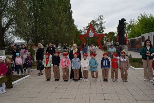 Детсадовцы маршировали у «Вечного огня»