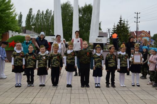 Детсадовцы маршировали у «Вечного огня»