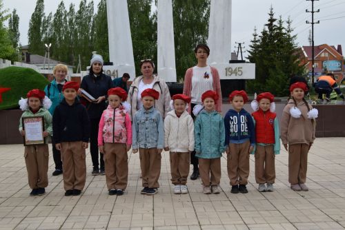 Детсадовцы маршировали у «Вечного огня»