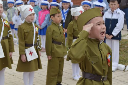 Детсадовцы маршировали у «Вечного огня»