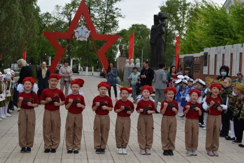 Детсадовцы маршировали у «Вечного огня»