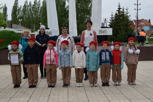 Детсадовцы маршировали у «Вечного огня»