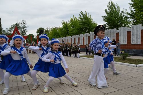 Детсадовцы маршировали у «Вечного огня»