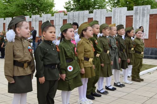 Детсадовцы маршировали у «Вечного огня»