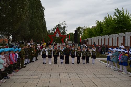 Детсадовцы маршировали у «Вечного огня»