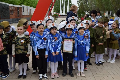Детсадовцы маршировали у «Вечного огня»