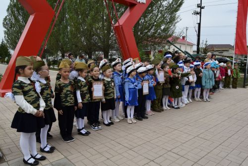 Детсадовцы маршировали у «Вечного огня»