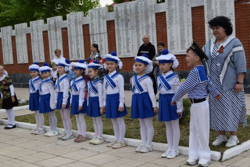 Детсадовцы маршировали у «Вечного огня»