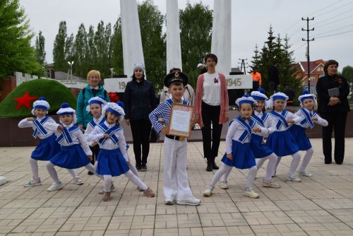 Детсадовцы маршировали у «Вечного огня»