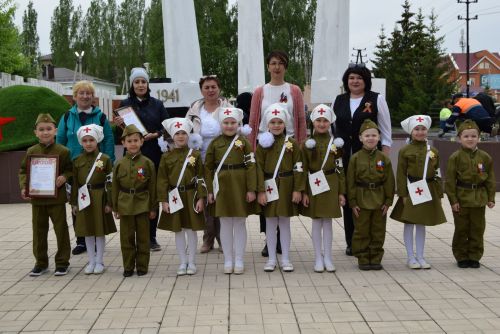 Детсадовцы маршировали у «Вечного огня»