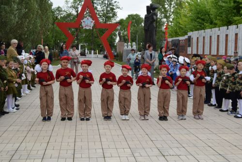 Детсадовцы маршировали у «Вечного огня»