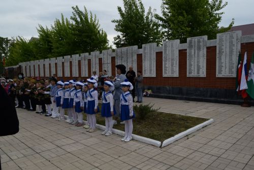 Детсадовцы маршировали у «Вечного огня»