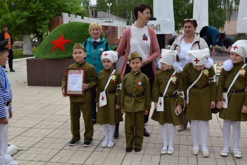 Детсадовцы маршировали у «Вечного огня»