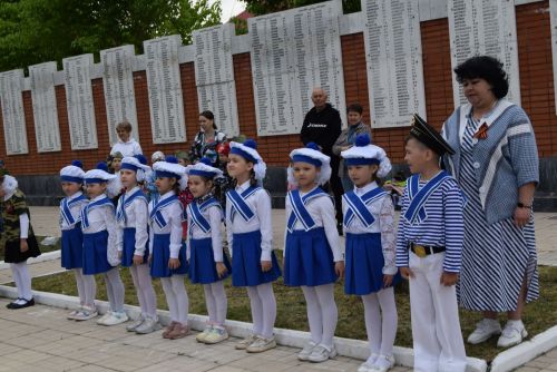 Детсадовцы маршировали у «Вечного огня»