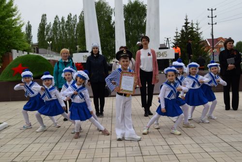 Детсадовцы маршировали у «Вечного огня»