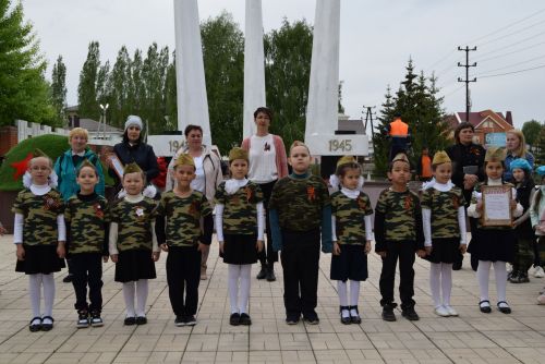 Детсадовцы маршировали у «Вечного огня»