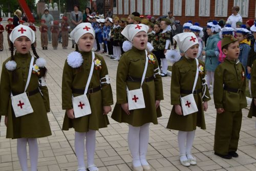 Детсадовцы маршировали у «Вечного огня»