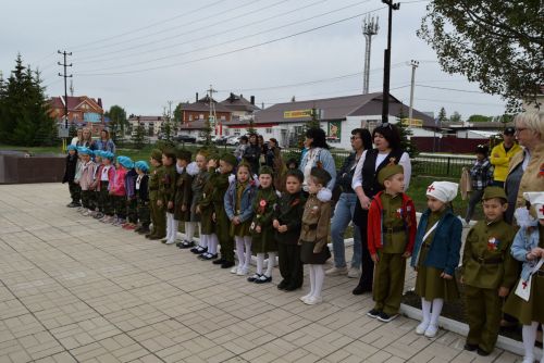 Детсадовцы маршировали у «Вечного огня»