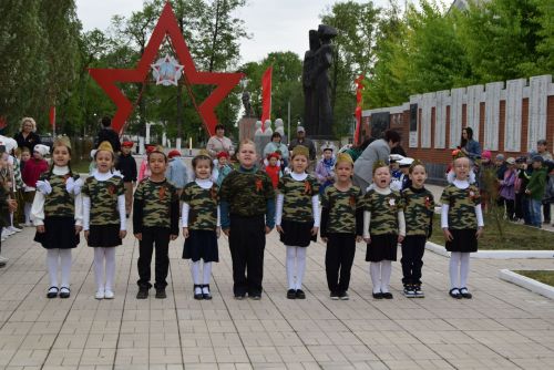 Детсадовцы маршировали у «Вечного огня»