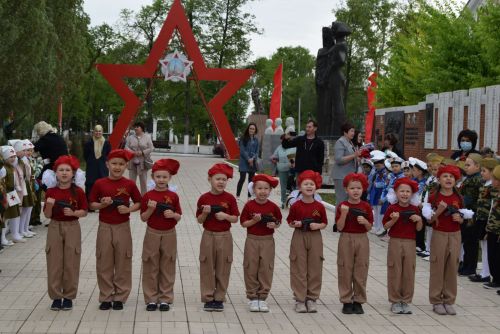Детсадовцы маршировали у «Вечного огня»