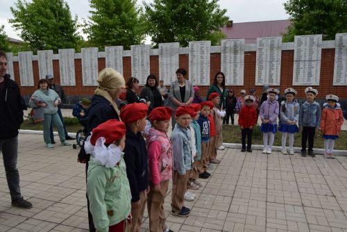 Детсадовцы маршировали у «Вечного огня»