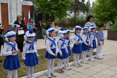 Детсадовцы маршировали у «Вечного огня»