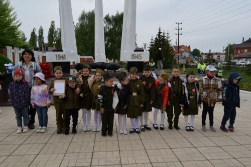 Детсадовцы маршировали у «Вечного огня»