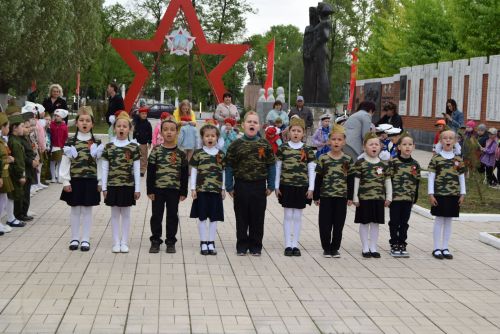 Детсадовцы маршировали у «Вечного огня»