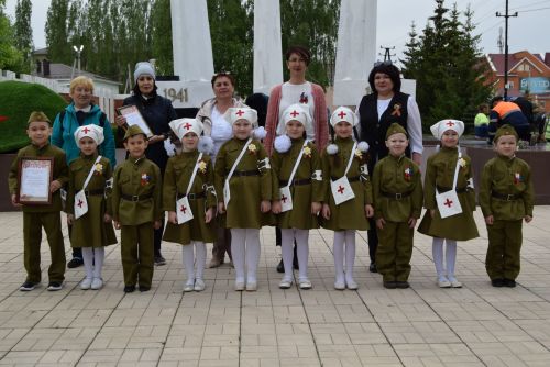 Детсадовцы маршировали у «Вечного огня»