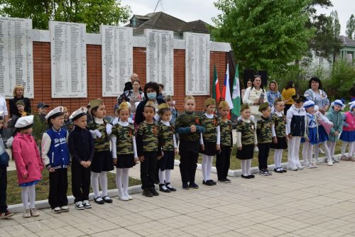 Детсадовцы маршировали у «Вечного огня»