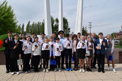 Школьникам района торжественно вручили паспорта