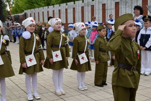 Детсадовцы маршировали у «Вечного огня»