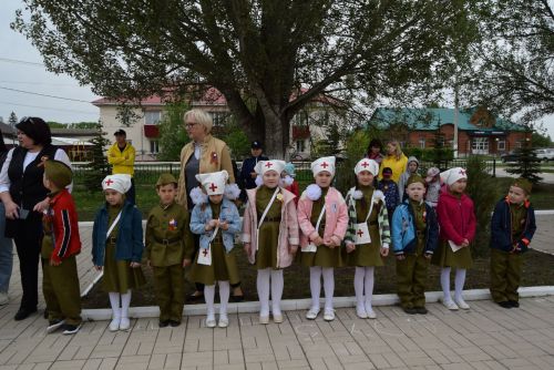 Детсадовцы маршировали у «Вечного огня»