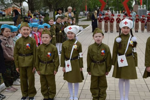 Детсадовцы маршировали у «Вечного огня»