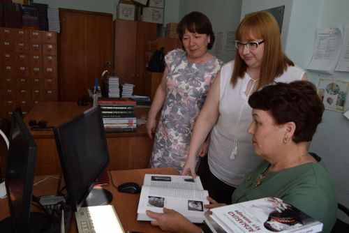 Именно в их руки книги попадают первыми