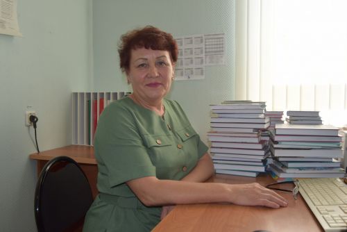 Именно в их руки книги попадают первыми