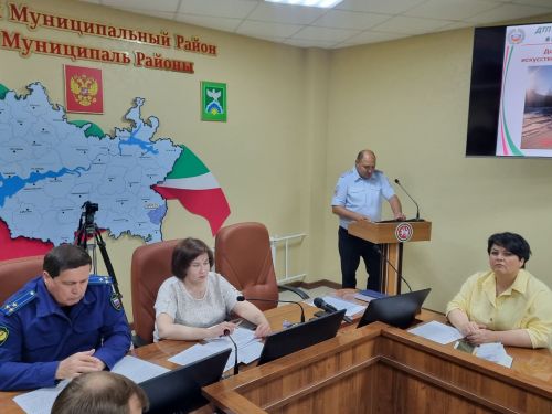 Задача взрослых - обеспечить безопасность детей во время летних каникул