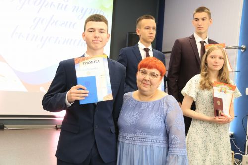 Уруссинским школьникам вручены аттестаты