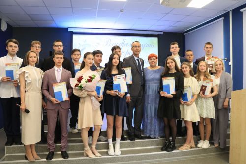 Уруссинским школьникам вручены аттестаты