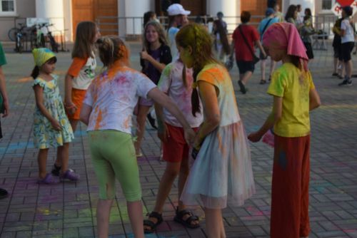 Яркий фестиваль красок прошел в Уруссу