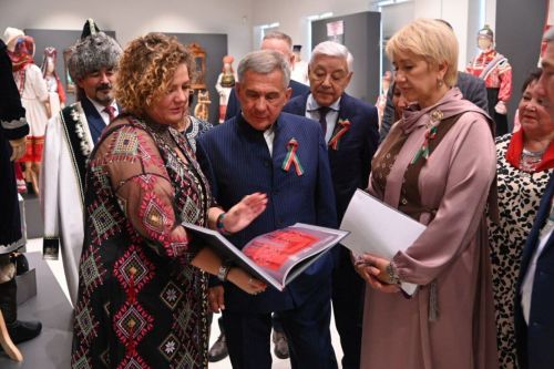 Рустам Минниханов предложил наладить производство национальных костюмов народов Татарстана