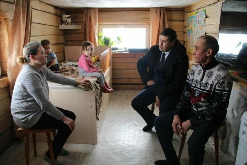 Многодетной семье из Татарстана, прожившей несколько лет в бане, помогли со строительством дома