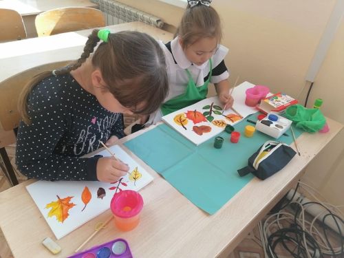Ютазинские школьники рисуют осень